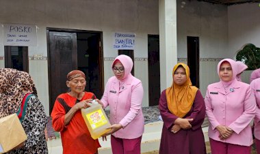 Polres-Bangkalan-dan-Bhayangkari-Salurkan-Bansos-untuk-Warga-Terdampak-Banjir-di-Arosbaya